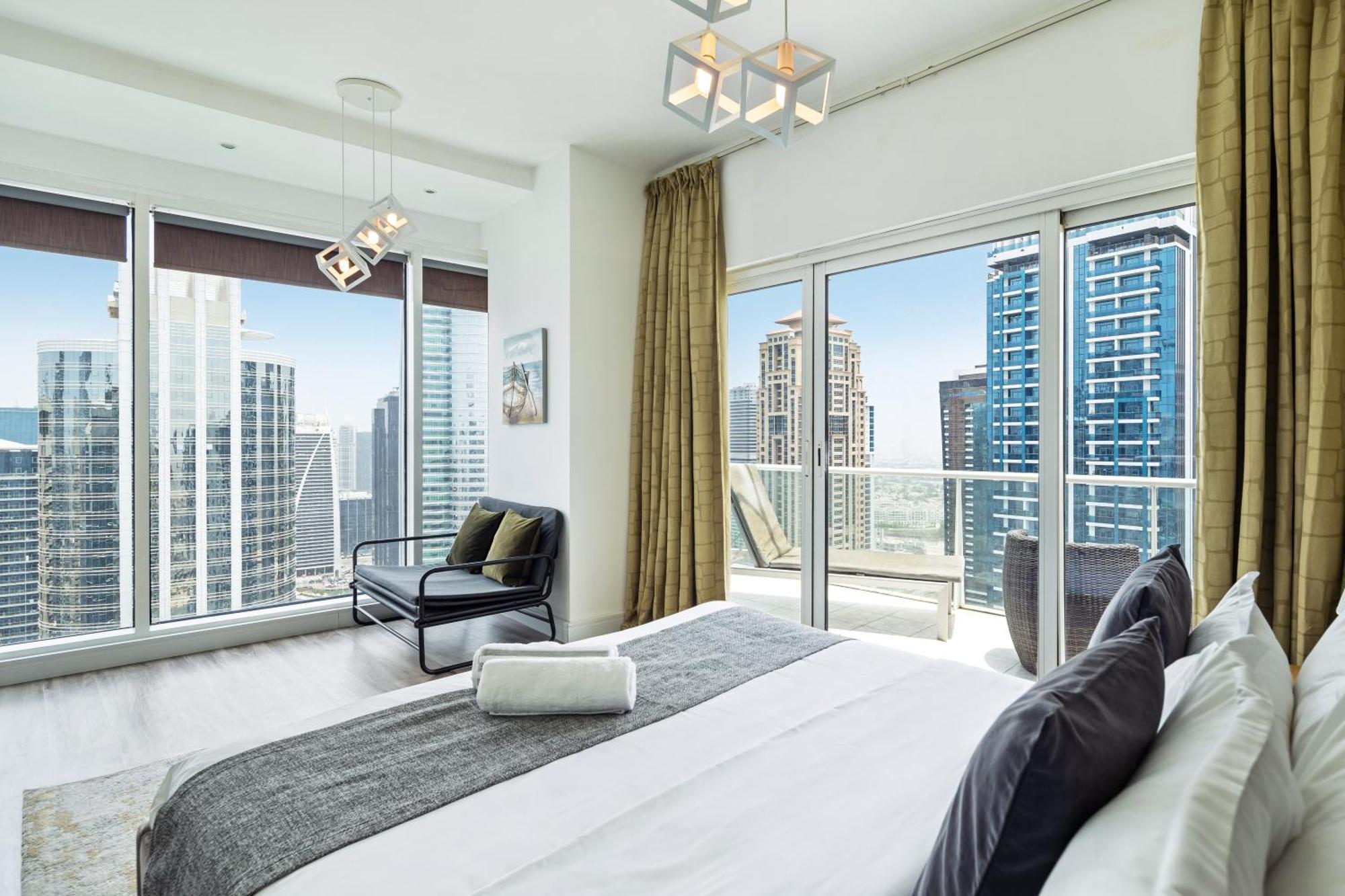 La Buena Vida: Panoramic View Near Jlt Metro Dubai