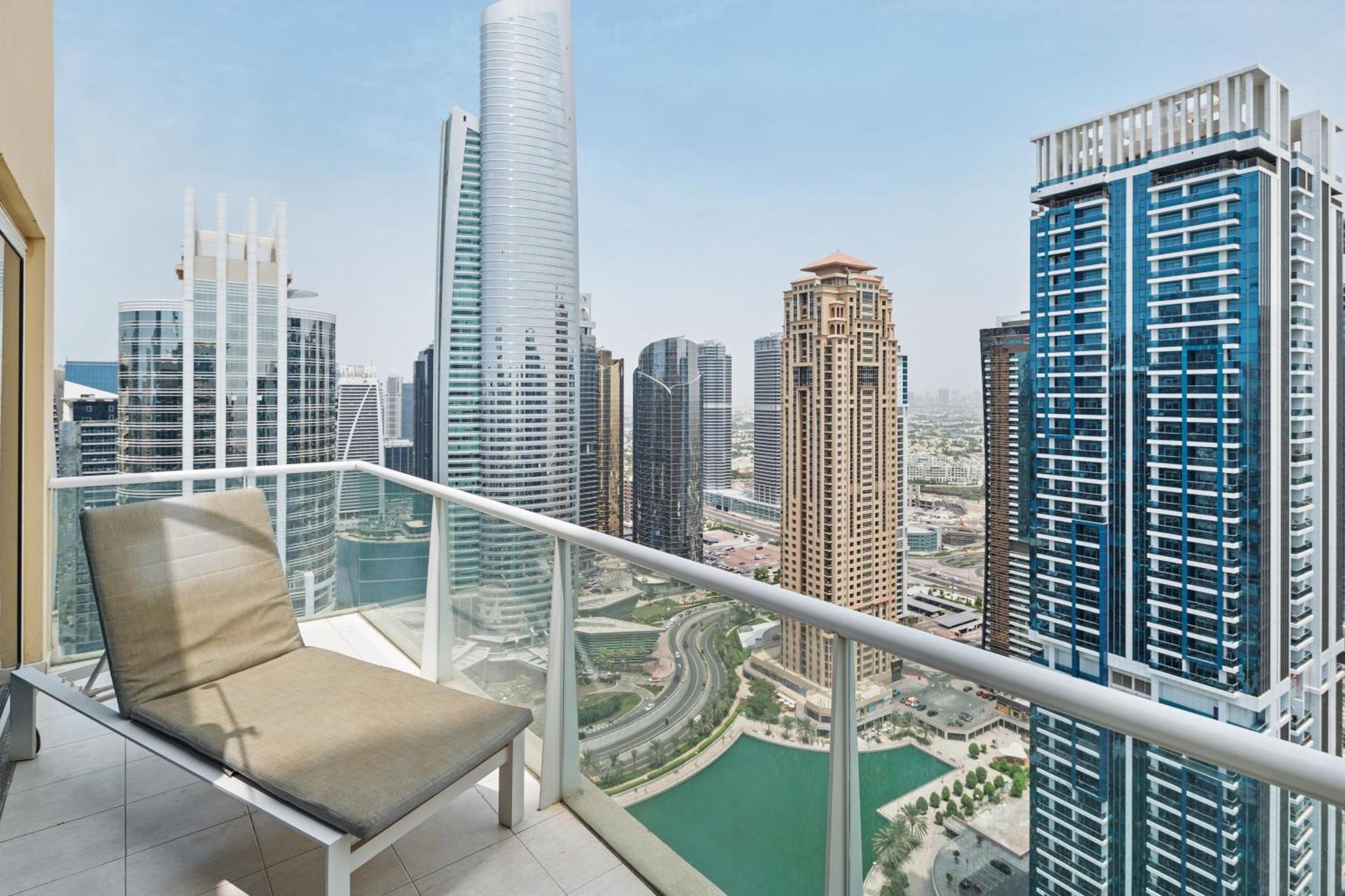Apartamento Modern & Spacious 2-bed With Panoramic Views, Dual Balconies, Steps From Jlt Metro By 
