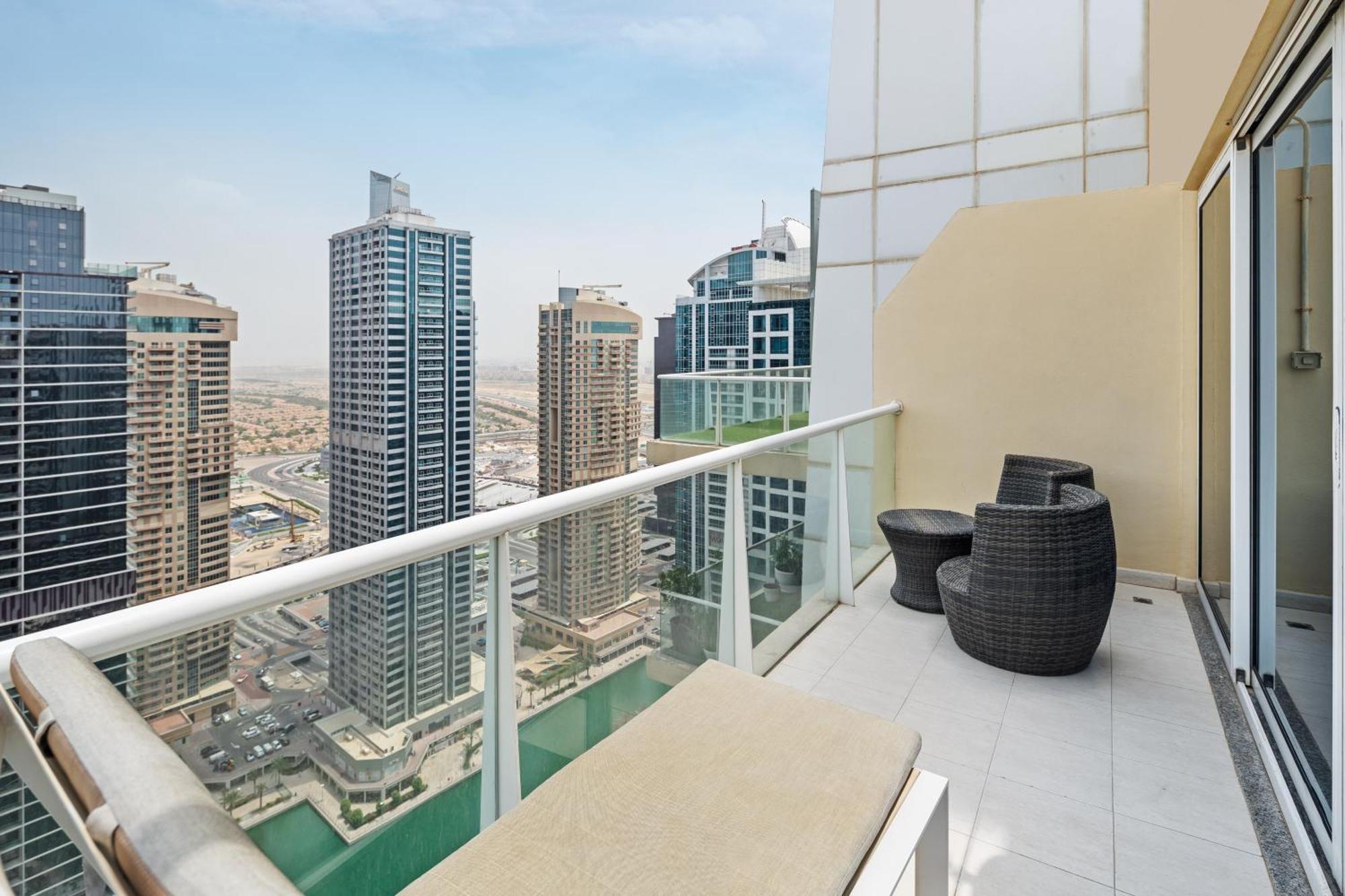 Apartamento Modern & Spacious 2-bed With Panoramic Views, Dual Balconies, Steps From Jlt Metro By 