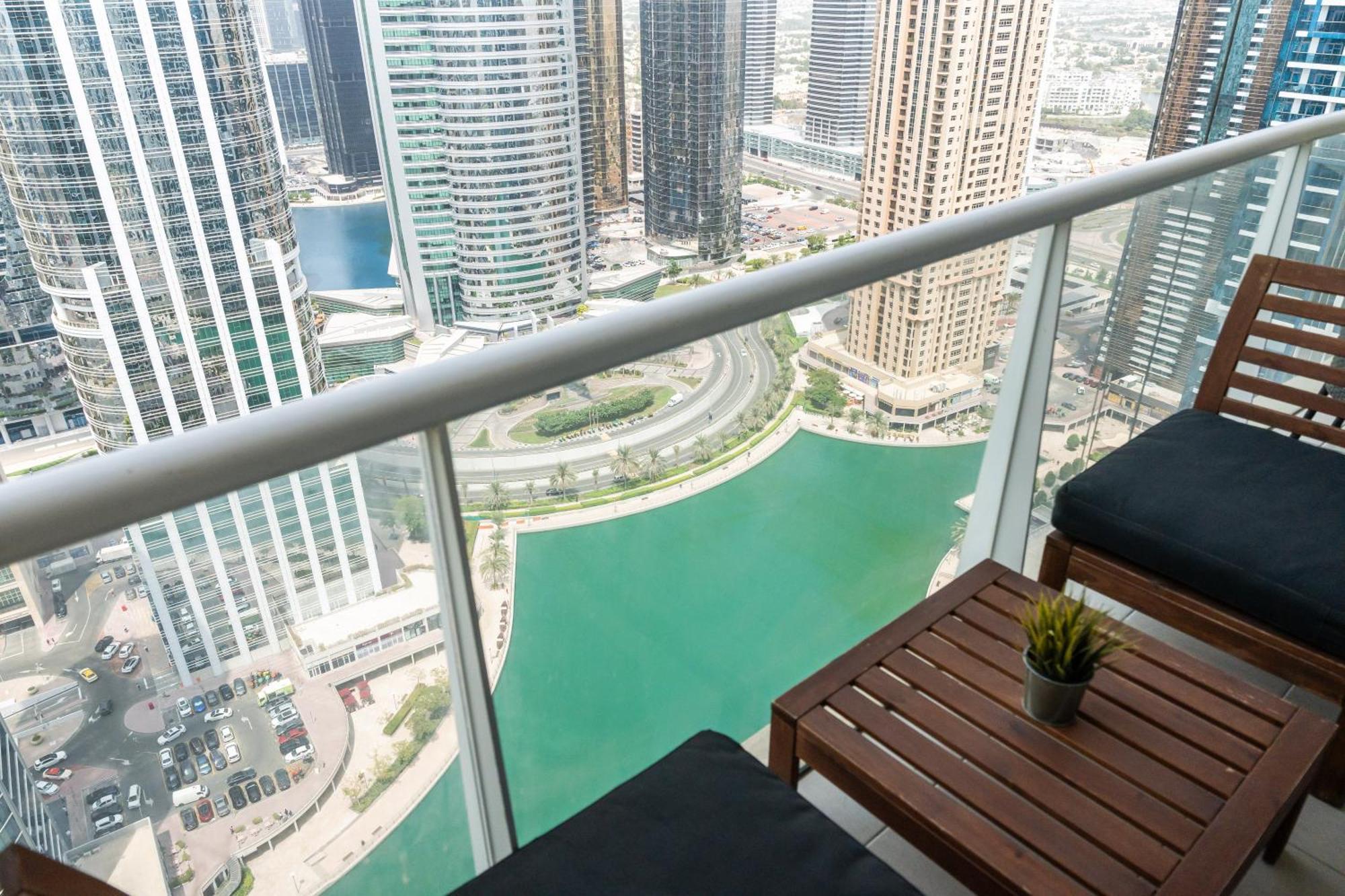 Apartamento Modern & Spacious 2-bed With Panoramic Views, Dual Balconies, Steps From Jlt Metro By 
